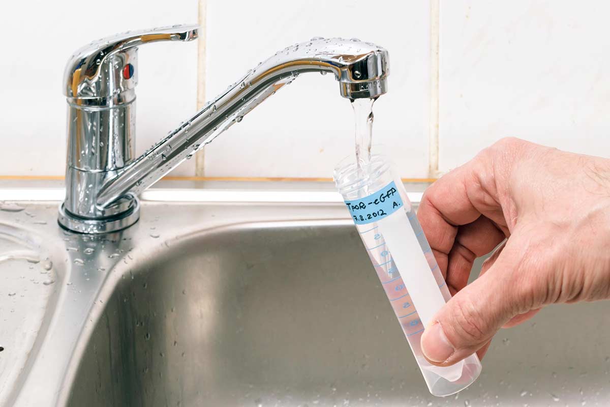 Wasserprobenentnahme am Waschbecken